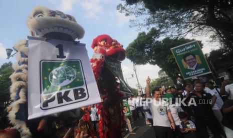 Simpatisan Partai Kebangkitan Bangsa memeriahkan acara penyerahan berkas pendaftaran bakal calon legislatif di Kantor KPU, Jakarta, Sabtu (13/5/2023). Partai Kebangkitan Bangsa resmi mendaftarkan 580 bakal calon legislatif untuk DPR RI pada Pemilu 2024 kepada KPU.