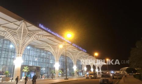 Jamaah haji kloter terakhir gelombang pertama tiba di Bandara Internasional Amir Muhammad Bin Abdul Aziz (AMAA) Madinah, Kamis (8/6/2023) dini hari. Semula kedatangan dijadwalkan pukul 2.50 Waktu Arab Saudi (WAS), namun jamaah baru tiba sekitar pukul 03.40 (WAS).