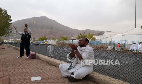 Doa Agar Bisa Cepat Segera Berangkat Haji . Foto: Munajat,Jamaah haji Indonesia berdoa di tengah guyuran hujan saat wukuf di Arafah, Sabtu (10/8). Hujan yang turun membuat jamaah keluar tenda untuk berdoa karena hujan adalah satu waktu dikabulkannya doa. MUHAMMAD HAFIL / Republika