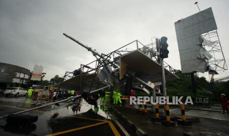 Polisi mengevakuasi baliho yang roboh di simpang empat Jl Affandi, Condongcatur, Sleman, D.I Yogyakarta, Rabu (12/1/2022). Akibat baliho berukuran belasan meter yang roboh saat hujan disertai angin kencang itu jaringan listrik di kawasan tersebut padam serta arus lalu lintas tersendat, tidak ada korban dalam peristiwa itu. 