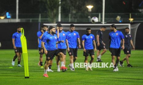 Pemain Timnas Bahrain menjalani sesi latihan di Lapangan A, Komplek GBK, Senayan, Ahad (23/3/2025). Timnas Bahrain menjalani latihan kedua dalam persiapan melawan Indonesia pada laga lanjutan Kualifikasi Piala Dunia 2026.