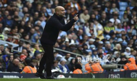 Pelatih kepala Manchester City Pep Guardiola memberikan instruksi kepada para pemainnya pada pertandingan sepak bola Liga Premier Inggris antara Manchester City dan Leeds United di stadion Etihad di Manchester, Inggris, Sabtu (6/5/2023).