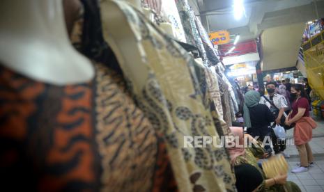 Pedagang pakaian di los penjualan batik, Pasar Beringharjo Yogyakarta.