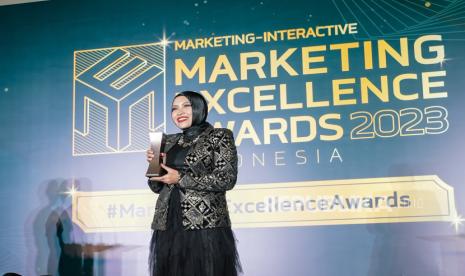 Head of Marketing, Customers, and Corporate Communications Prudential Syariah Lailatul Mauliyah Zubaidah, saat menerima penghargaan dari Marketing Excellence Awards 2023 di Jakarta, pekan lalu. Prudential Syariah meraih bronze winner dari empat kategori di ajang penghargaan yang diselenggarakan oleh Marketing-Interactive. Empat penghargaan yang diraih, yaitu The most excellence in Communications and PR, The most excellence in Anniversary Marketing, Marketing Leader of The Year, dan Marketing Team of The Year.