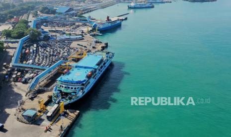 Antrean kendaraan yang akan memasuki kapal ferry di Pelabuhan Merak, Cilegon, Banten, Ahad (7/4/2024).