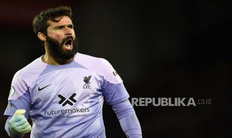 Penjaga gawang Liverpool Alisson Becker. Alisson jadi salah satu pion penting kebangkitan Liverpool musim ini. 