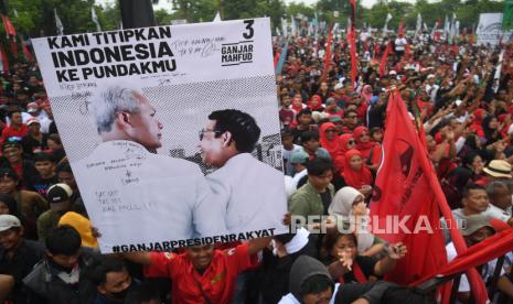 Ribuan simpatisan mengikuti kampanye terbuka Calon presiden nomor urut 3 Ganjar Pranowo bertajuk Hajatan Rakyat di Alun-Alun Wates, Kulon Progo, Yogyakarta, Minggu (28/1/2024). Dalam kampanyenya Ganjar mengatakan ia akan memilih meningkatkan taraf pendidikan masyarakat agar tercipta satu sarjana dari tiap keluarga daripada memberi makan siang gratis. 