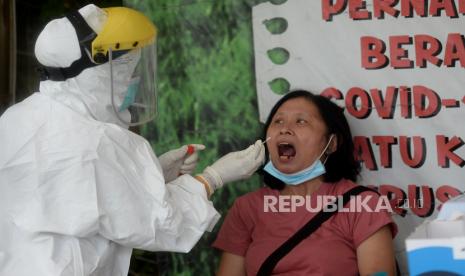 Petugas kesehatan melakukan tes usap PCR COVID-19 kepada warga di Lokasi Swab PCR Puskesmas Kecamatan Gambir, Jakarta, Jumat (23/7). Pemerintah terus menggeber pengetesan dan penelusuran atau testing dan tracing untuk menekan rasio kasus positif di Indonesia. Langkah tersebut dibutuhkan dalam penanganan pandemi Covid-19 saat ini, salah satu langkah yang akan dilakukan adalah dengan memprioritaskan pengetesan bagi suspek dan kontak erat.Prayogi/Republika.