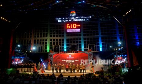 Ketua DPR Puan Maharani (lima kiri), Mendagri Tito Karnavian (empat kanan), Ketua KPU Hasyim Asy'ari (lima kanan) dan Para Anggota KPU berada di atas panggung saat peluncuran Tahapan Pemilu 2024 di Halaman Gedung KPU RI, Jakarta, Selasa (14/6/2022). Acara peluncuran tahapan Pemilu 2024 ini KPU turut mengundang seluruh partai politik dan pejabat terkait. KPU juga mulai menghitung mundur menuju hari pemungutan suara Pemilu yang ditetapkan pada 14 Februari 2024.