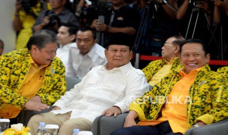 Ketua Umum Partai Golkar Airlangga Hartarto bersama Ketua Umum Partai Gerindra sekaligus Bakal Calon Presiden Prabowo Subianto saat menghadiri Rapimnas II Partai Golkar di Kantor DPP Partai Golkar, Jakarta, Sabtu (21/10/2023). Rapimnas II Partai Golkar tersebut mengusulkan pasangan Bakal calon Presiden dan Wakil presiden pada pilpres 2024 yaitu Prabowo Subianto dan Gibran Rakabuming Raka.