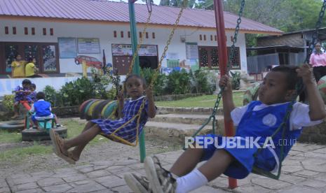 Sejumlah anak bermain di depan gedung TK, di Weetabula, Kabupaten Sumba Barat Daya NTT, Jumat (9/12/2022) (ilustrasi). Pada Hari Gizi Nasional 2023 ini, pemerintah menetapkan tema 