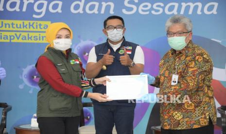 Pada acara serah terima simbolis bantuan darurat bencana dari para donatur, disaksikan Gubernur Jawa Barat Ridwan Kamil (Emil), Dirut Bank BJB Yuddy Renaldi secara simbolis menyerahkan bantuan bantuan darurat bencana bagi warga Jabar kepada Ketua Umum Jabar Bergerak Atalia Praratya di Teras Pendopo Gedung Sate, Kota Bandung, pekan lalu. Emil mengapresiasi dan mengucapkan terima kasih atas bantuan para donatur yang akan mempercepat proses penanganan bencana di Jawa Barat.