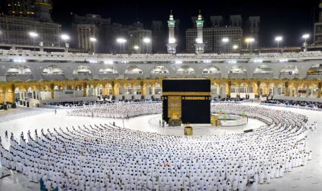  Otoritas Saudi mencopot stiker di tanah yang menunjukkan posisi jarak sosial, di Masjidil Haram Makkah , Arab Saudi, pada 6 Maret 2022. Jarak sosial ditetapkan pada 2020 dan bagian dari tindakan COVID-19.