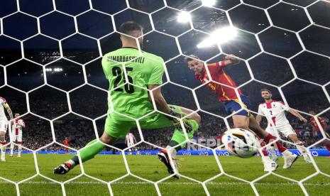 Pemain Spanyol Fabian Ruiz mencetak gol dalam pertandingan babak 16 besar Euro 2024 di Cologne, Jerman, Ahad (30/6/2024). Spanyol lolos ke perempat final Euro 2024 usai mengalahkan Georgia 4-1 di babak 16 besar.