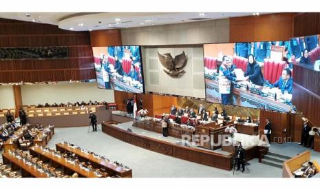 DPR meresmikan rancangan undang-undang (RUU) tentang Kesehatan yang menggunakan metode omnibus law menjadi undang-undang dalam rapat paripurna ke-29 DPR Masa Sidang V Tahun 2022-2023, di Ruang Rapat Paripurna, Kompleks Parlemen, Jakarta, Selasa (11/7/2023).