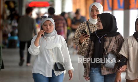 Warga tanpa menggunakan masker saat berkunjung ke Malioboro, Yogyakarta, Ahad (6/11/2022). Tren kasus Covid-19 di Yogyakarta beranjak naik memasuki November, dengan penambahan kasus di atas 100 setiap harinya. Gubernur DIY Sri Sultan Hamengku Buwono X meminta masyarakat untuk memperketat protokol kesehatan kembali, serta mewaspadai lonjakan kasus Covid-19 seperti periode sebelumnya.