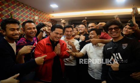 Menteri BUMN Erick Thohir (ketiga kiri) bersama pendukungnya usai menyerahkan berkas pendaftaran calon Ketua Umum PSSI periode 2023-2027 di Kantor PSSI, GBK Arena, Jakarta, Ahad (15/1/2023). Erick Thohir menjadi salah satu kandidat calon Ketua Umum PSSI yang akan dipilih pada Kongres Luar Biasa (KLB) pada 16 Februari 2023.