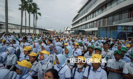 Buruh dan karyawan mendengarkan pidato dari direksi perusahaan di Pabrik Sri Rejeki Isman Tbk (Sritex) di Sukoharjo, Jawa Tengah, Jumat (28/2/2025). 