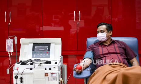 Seorang pasien sembuh COVID-19 mendonorkan plasma darahnya. Ilustrasi.