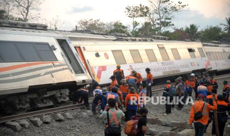 Petugas melakukan evakuasi gerbong Kereta Api Argo Semeru yang anjlok di Stasiun Kali Menur, Sentolo, Kulonprogo, Yogyakarta, Selasa (17/10/2023). Usai mengevakuasi penumpang KA Argo Semeru dan KA Argo Wilis, petugas KAI bersama Ditjen Perkeretapian langsung mengevakuasi gerbong yang anjlok. Rencananya untuk mengevakuasi akan menggunakan beberapa crane, pada sore baru satu kereta crane yang berhasil mengevakuasi lokomotif KA Argo Wilis. Sementara malam mulai mengevakuasi gerbong KA Argo Semeru.