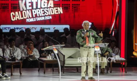 Capres nomor urut 3 Ganjar Pranowo memaparkan visi misi saat debat capres di Istora Senayan, Jakarta, Ahad (7/1/2024). Debat ketiga Pilpres 2024 yang diikuti oleh ketiga kandidat calon presiden tersebut bertema pertahanan, keamanan, geopolitik, hubungan internasional dan politik luar negeri.