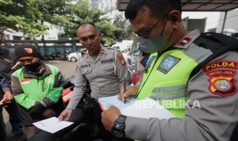 Polisi menilang kendaraan yang tidak lolos uji emisi. Legislator meminta penjelasan DLH DKI jakarta soal pembatalan tilang uji emisi.