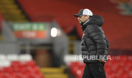 Pelatih Liverpool Juergen Klopp meninggalkan lapangan setelah pertandingan sepak bola Grup D Liga Champions antara Liverpool dan Atalanta di Stadion Anfield di Liverpool, Inggris, Rabu, 25 November 2020. 