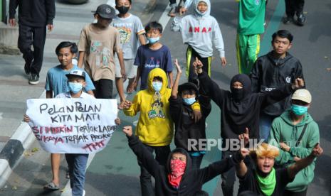 Sejumlah peserta aksi membentangkan poster saat aksi menolak Pemberlakuan Pembatasan Kegiatan Masyarakat (PPKM) oleh massa gabungan pelajar, mahasiswa, pedagang dan ojol di Kawasan Balai Kota, Jalan Wastukancana, Kota Bandung, Rabu (21/7). Pedagang di Kota Bandung akan mulai berjualan mulai besok. (ilustrasi)