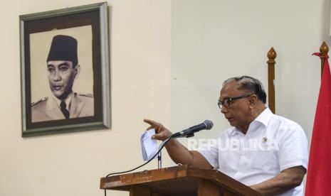 Anggota Dewan Pertimbangan Presiden (Wantimpres) Sidarto Danusubroto menjadi pembicara dalam diskusi di Jakarta, Kamis (13/10/2022). Persatuan Nasional Aktivis (PENA) 98 menggelar diskusi untuk merayakan 86 tahun hari lahir Sabam Sirait sebagai tokoh nasional dengan tema 