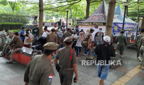 Petugas Satpol PP Kota Bandung, mengingatkan pengunjung agar tetap mengenakan masker dan menjaga prokes, ilustrasi