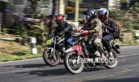 Pemudik melintasi Jalur Nagreg, Kabupaten Bandung, Sabtu (23/5). Pada H-1 Lebaran Idul Fitri 1441 H, kawasan Nagreg yang biasanya ramai pemudik kini terpantau lancar dan sepi menyusul larangan mudik oleh pemerintah guna memutus mata rantai penyebaran Covid-19