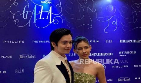 Aktor Angga Yunanda dan Aktris Shenina Cinnamon dalam Red Carpet MACAN Gala 2023 di The St Regis Jakarta, Jumat (25/8/2023). 