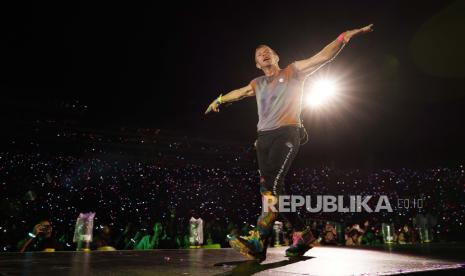 Chris Martin of Coldplay performs at the Rose Bowl, Saturday, Sept. 30, 2023, in Pasadena, Calif. 