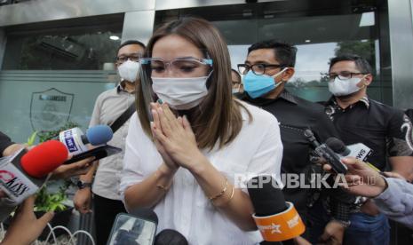 Artis Gisella Anastasia (kiri) saat menjalani pemeriksaan atas video asusila di Polda Metro Jaya belum lama ini. 