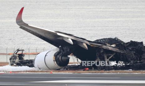 Pesawat Japan Airlines masih berada di landasan Bandara Haneda, Tokyo, Jepang, setelah bertabrakan dengan pesawat Penjaga Pantai Jepang pada 02 Januari 2024.