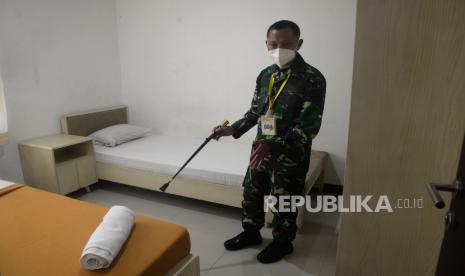 Koordinator Dokter Lapangan Rumah Sakit Darurat (RSD) wisma atlet Letkol Laut M Arifin meninjau sanara dan prasara di Tower 5 RSD wisma atlet, Kemayoran, Jakarta, Jumat (11/9). Rencananya tower 5 di RSD wisma atlet akan segera dibuka untuk pasien positif Covid-19 tanpa gejala untuk melakukan isolasi mandiri. Tower 5 ini berkapasitas sebanyak 886 kamar atau sekitar 1.772 tempat tidur.Prayogi/Republika. 