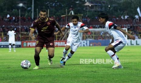 Pesepak bola PSM Makassar Everton (kiri) berusaha melewati pesepak bola Arema FC Evan Dimas (tengah) dan Johan Ahmat Farizi (kanan) pada laga BRI Liga 1 di Stadion Gelora BJ Habibie, Pare-Pare, Sulawesi Selatan, Sabtu (20/8/2022). PSM Makassar Menang melawan Arema FC dengan skor 1-0. 