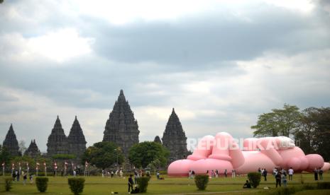 Boneka raksasa KAWS karya seniman Brian Donelly di Komplek Candi Prambanan, Yogyakarta, Rabu (23/8/2023). Budayawan menilai patung KAWS justru menjadi daya tarik baru di Candi Prambanan.