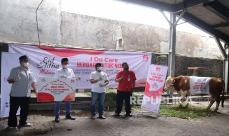 GM Java West Region at Huawei, Emilza Yuswar (kedua kiri) secara simbolis menyerahkan hewan Qurban kepada DKM Masjid Assalam (kiri), di halaman Masjid Assalam Graha Pos Indonesia, Jalan Banda, Kota Bandung, Senin (19/7). Huawei Indonesia melalui program I Do Care Berbagi untuk Negeri mendistribusikan hewan kurban Idul Adha 1442 H di 15 kota. Belasan kota ini meliputi Medan, Pekanbaru, Palembang, Lampung, Jakarta, Bandung, Surabaya, Semarang, Yogyakarta, Bali, Lombok, Makassar, Balikpapan, Pontianak dan Banjarmasin. Distribusi hewan kurban tahun ini disebut merupakan program kedua yang dimulai sejak tahun 2020 lalu.