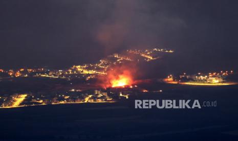 Asap mengepul akibat rudal yang ditembakkan dari Lebanon selatan, di Kiryat Shmona, Israel utara, Sabtu (13/7/2024).