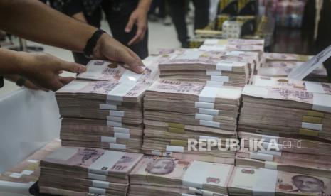 Petugas menata barang bukti terkait penangkapan mantan pejabat Mahkamah Agung Zarof Ricar di Kejaksaan Agung, Jakarta, Jumat (25/10/2024).