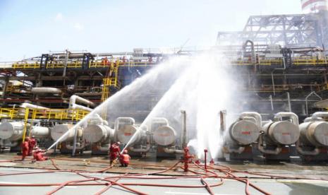 Kilang Minyak Pertamina Dumai meledak dan terbakar. Pemadam kebakaran sedang berusaha memadamkan kebakaran (ilustrasi). Foto: Republika.