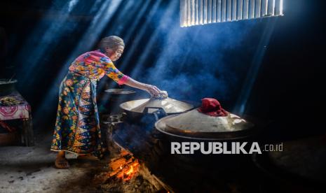 Pekerja memasak apem di Sentra Produksi Apem Barokah 1970, Desa Kadubungbang, Pandeglang, Banten, Jumat (14/3/2025). Pelaku usaha setempat mengaku permintaan apem khas Pandeglang yang biasa disajikan untuk menu berbuka puasa melonjak dari rata-rata produksi sebanyak 20 kilogram per hari menjadi 2 kuintal per hari dan dijualnya seharga Rp10.000 per bungkus. 