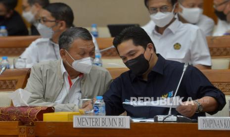 Menteri ESDM Arifin Tasrif (kiri) dan Menteri BUMN Erick Thohir (kanan) saat mengikuti Rapat Kerja dengan Komisi VII  di kompleks Parlemen Senayan, Jakarta, Selasa (29/11/2022). Raker tersebut beragendakan pengantar musyawarah mengenai Rancangan Undang-Undang Energi Baru dan Energi Terbarukan (RUU EB-ET). Republika/Prayogi