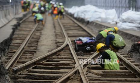 Pekerja melakukan proses relokasi temuan rel trem peninggalan zaman kolonial Belanda pada proyek MRT Jakarta fase 2A CP 202 di Jalan Gajah Mada, Jakarta , Rabu (16/11/2022). Objek cagar budaya berusia lebih dari 100 tahun tersebut diperkirakan dibangun pada tahun 1869. Rel kereta tertua di Indonesia tersebut akan direlokasi sementara ke storage pool PPD Jelambar. Republika/Putra M. Akbar