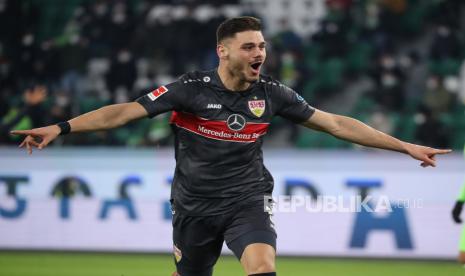 Bek Stuttgart asal Yunani, Konstantinos Mavropanos, yang akan membela West Ham United pada musim 2023/2024. 