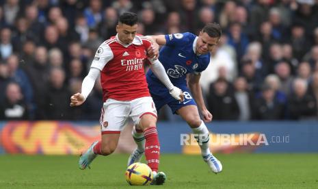 Pemain Arsenal Gabriel Martinelli (kiri) berduel dengan pemain Chelsea Cesar Azpilicueta (kanan) selama pertandingan sepak bola Liga Premier Inggris antara Chelsea FC dan Arsenal FC di London, Inggris, Ahad (6/11/2022).