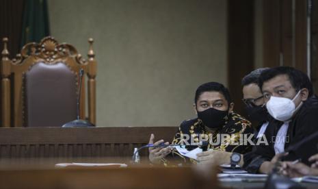 Terdakwa kasus dugaan suap terkait pengurusan atau penanganan sejumlah kasus di KPK Stepanus Robin Pattuju (kiri) menjalani sidang lanjutan di Pengadilan Tipikor, Jakarta, Senin (11/10/2021). Sidang tersebut beragendakan mendengarkan keterangan saksi yang dihadirkan Jaksa Penuntut Umum (JPU) KPK. 