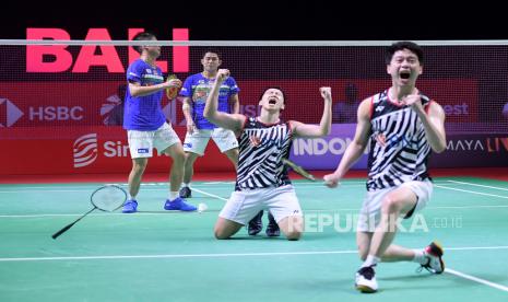 Ganda Putra Indonesia Marcus Fernaldi Gideon (kedua kanan) dan Kevin Sanjaya Sukamuljo (kanan) melakukan selebrasi usai mengalahkan Ganda Putra Jepang Takuro Hoki/Yugo Kobayashi pada Final Indonesia Open 2021 di Nusa Dua, Bali, Ahad (28/11/2021). Marcus/Kevin berhasil menjuarai Indonesia Open 2021 setelah menang 21-14, 21-18 atas Ganda Putra Jepang. 