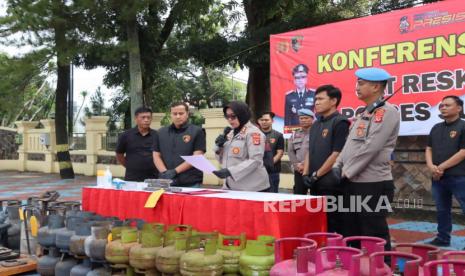 Kapolres Subang AKBP Sumarni mengungkap praktik pengoplosan gas elpiji subsidi 3 kilogram ke gas elpiji non subsidi.